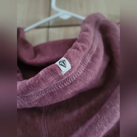 4/$20 Volcom size small sweater. Red burgundy color unisex - Picture 5 of 6